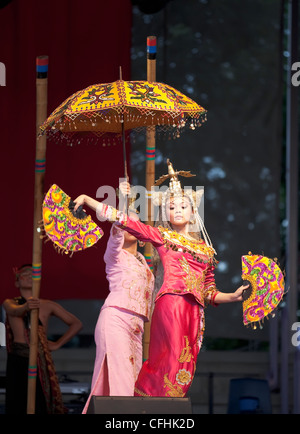 Philippinische Tänzerinnen bei Folklorama, Winnipeg, Manitoba, Kanada. Stockfoto