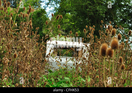 Alten Wohnwagen in einem Feld von bieten Stockfoto