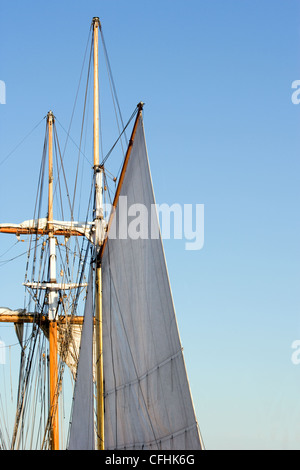 Die Segel und Takelage ein Schoner vor blauem Himmel. Stockfoto