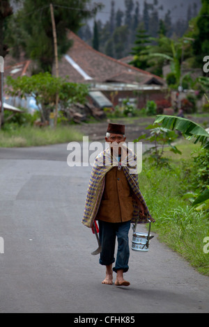 Lokale Arbeiter mit traditioneller Kleidung in einem Dorf von Java, Bromo Region, Java, Indonesien, Pazifik, Süd-Asien Stockfoto