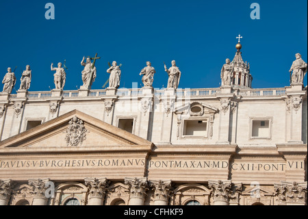 Statuen der Heiligen auf dem Dach des Petersdom in der Vatikanstadt, Rom, Italien. Stockfoto