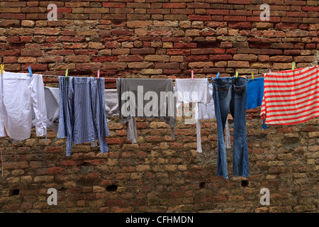 Kleidung in einer Zeile Stockfoto