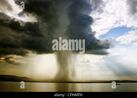 der Beginn des Tornados über dem See Stockfoto