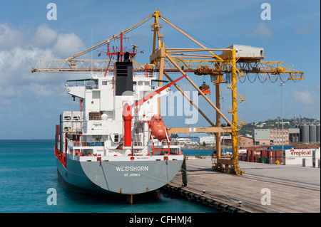 Ein Weisshorn St. Johns Containerschiff im Hafen von Bridgetown, Barbados Karibik Stockfoto