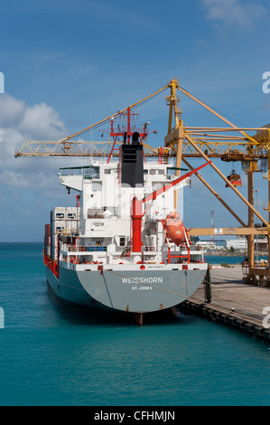 Ein Weisshorn St. Johns Containerschiff im Hafen von Bridgetown, Barbados Karibik Stockfoto