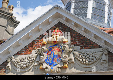 Nahaufnahme von Wappen auf dem College Matronen, Salisbury. Brand Mark unter Dachvorsprung. Stockfoto