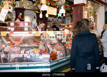 Fleisch und Feinkost-Händler für Kunden auf der Granville Island indoor public Market. Stockfoto