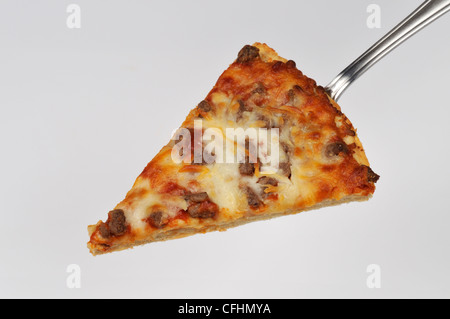 Pizzastück mit Käse und Frikadelle Belag auf eine Spachtel-Nahaufnahme Stockfoto