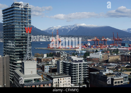 Vancouver, wie gesehen, Blick nach Osten in Richtung der inneren Hafen und die Berge. Stockfoto