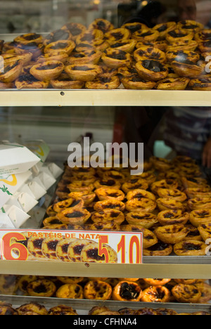 Portugiesischer Pudding Kuchen, Pasteis de Nata, genommen in Rossio Platz, zentral-Lissabon, Portugal Stockfoto