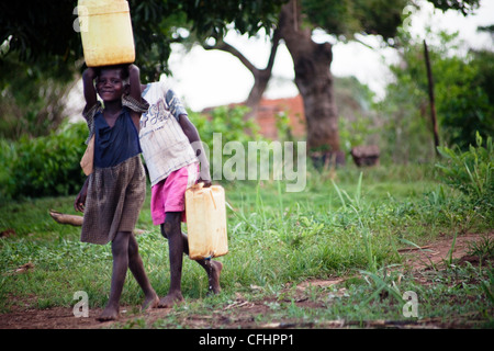 Mädchen holen Wasser in einem Dorf in Nord-Uganda Stockfoto