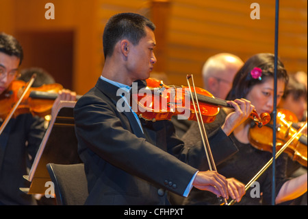 Paris, Frankreich, Nordkoreanisches Symphonieorchester „das Unhasu-Orchester“ zusammen mit dem „Radio France Philharmonic Orchestra“ führen das erste Konzert in Europa auf, in Salle Playel the-ater, machen zusammen Musik und SPIELEN KOREANISCHE INSTRUMENTE Stockfoto