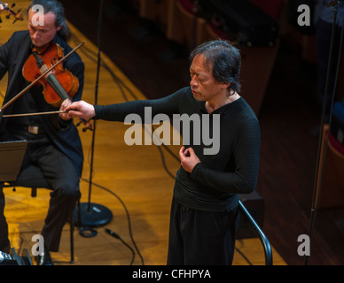 Paris, Frankreich, Nordkoreanisches Symphonieorchester „das Unhasu-Orchester“ zusammen mit dem „Radio France Philharmonic Orchestra“ führen das erste Konzert in Europa unter dem Stab des bekannten südkoreanischen asiatischen Dirigenten Chung Myung-Whun im Salle Playel Theater am 14. März 2012 auf Stockfoto