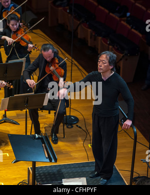Paris, Frankreich, das nordkoreanische Symphonieorchester "The Unhasu Orchestra" führt zusammen mit dem "Radio France Philharmonic Orchestra" Das Erste Konzert in Europa unter dem Dirigat des renommierten südkoreanischen Dirigenten Chung Myung-Whun im Salle Playel Theatre, Symphoniebühne, auf Stockfoto