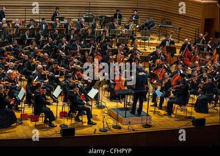 Paris, Frankreich, große Menschenmengen, High Angle, Nordkoreanisches Symphonieorchester „das Unhasu Orchestra“ zusammen mit dem „Radio France Philharmonic Orchestra“ spielen das erste Konzert in Europa, unter der Leitung des bekannten südkoreanischen Dirigenten Chung Myung-Whun, im Salle Playel Theater, Sinfoniebühne, machen gemeinsam Musik Stockfoto