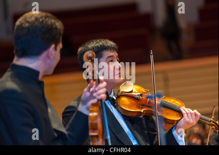 Paris, Frankreich, Nordkoreanisches Symphonieorchester „das Unhasu-Orchester“ zusammen mit dem „Radio France Philharmonic Orchestra“ führen das erste Konzert in Europa im Salle Playel Theater auf, machen gemeinsam Musik, SPIELEN KOREANISCHE INSTRUMENTE Stockfoto