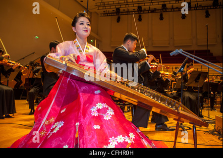 Paris, Frankreich, Nordkoreanisches Symphonieorchester „das Unhasu-Orchester“ zusammen mit dem „Radio France Philharmonic Orchestra“ führen das erste Konzert in Europa auf, Frau in traditionellem Kleid spielt traditionelles Instrument auf der Bühne, im Salle Playel Theater macht Musik zusammen, KOREANISCHES SPIELT INSTRUMENTE Stockfoto