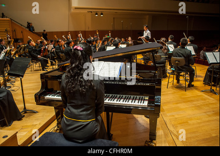 Paris, Frankreich, Nordkoreanisches Symphonieorchester „The Unhasu Orchestra“ zusammen mit dem „Radio France Philharmonic Orchestra“ führen das erste Konzert in Europa unter dem renommierten südkoreanischen Dirigenten Chung Myung-Whun im Salle Playel Theater, Frau von hinten, sitzendes Klavier auf Stockfoto