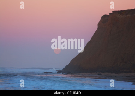 Monduntergang bei Sonnenaufgang an der Half Moon Bay, Kalifornien Stockfoto