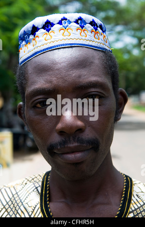 Porträt eines Beninese muslimischen Mannes einen bunten traditionellen Hut. Stockfoto
