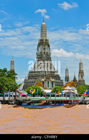 Longtail-Boot auf dem Chao Phraya River, vorbei an Wat Arun "Tempel der Morgenröte" Bangkok Thailand Südostasien Stockfoto