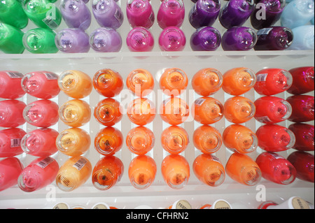 Bunten Nagellack Display bei Make up Shop Stockfoto