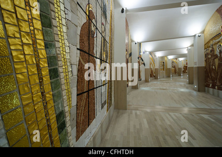 Innenraum des Heiligtums des heiligen Pio von Pietrelcina, in Apulien-Italien. Stockfoto