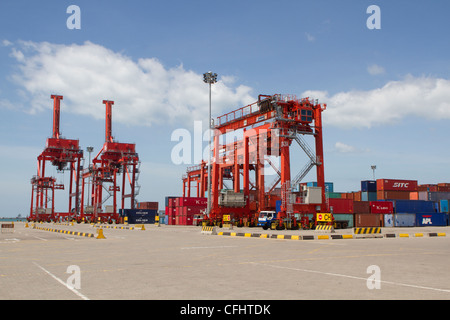 Große Containerkräne im Hafen von Sihanoukville, Kambodscha Stockfoto