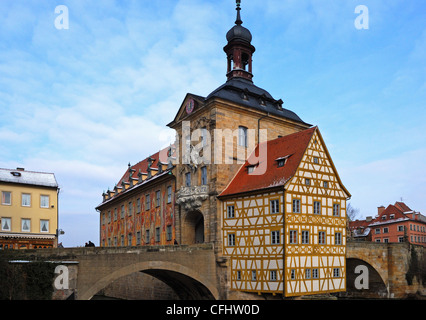 Altes Rathaus (Ehemaliges Rathaus) über der Regnitz, Bamberg, Bayern; Deutschland, Europa. Stockfoto