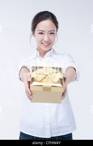 Die Frau geben gold Geschenk-box Stockfoto