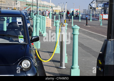 CIVITAS-Elektro-Auto Ladestation auf Brighton Seafront UK Stockfoto