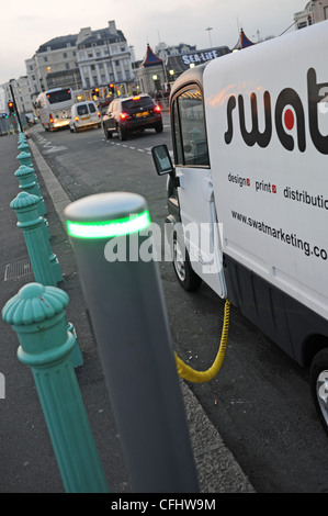 Elektro van eingesteckt Civitas Fahrzeug laden Punkt auf Brighton Seafront UK Stockfoto