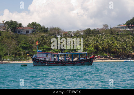 Typische Hausboot in Vietnam, verankert am Sandstrand Stockfoto