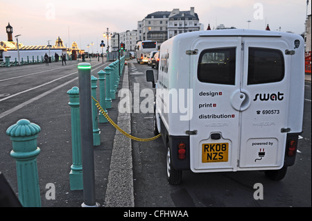 Elektro van eingesteckt Civitas Fahrzeug laden Punkt auf Brighton Seafront UK Stockfoto