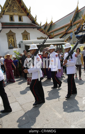 Soldaten marschieren in die Wachablösung, Grand Palace in Bangkok Stockfoto