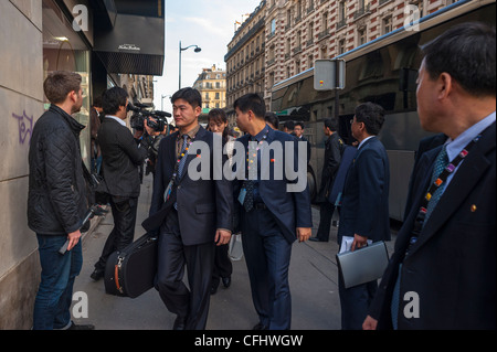 Paris, Frankreich, Nordkoreanisches Symphonieorchester „The Unhasu Orchestra“ zusammen mit dem „Radio France Philharmonic Orchestra“ in Salle Playel the-ater, Männer gehen in der Suits Street Stockfoto