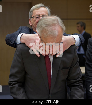 Jean-Claude Juncker Präsident, ist Euro-Gruppe der Finanzminister der Eurozone gesehen Schauspiel mit Kommissar Olli Rehn Stockfoto