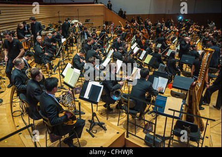 Paris, Frankreich, das nordkoreanische Symphonieorchester "The Unhasu Orchestra" führt zusammen mit dem "Radio France Philharmonic Orchestra" Das Erste Konzert in Europa unter dem renommierten südkoreanischen Dirigenten Chung Myung-Whun im Salle Playel Theatre, Symphoniebühne, Auf Stockfoto