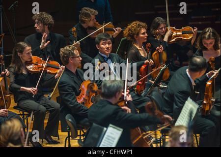 Paris, Frankreich, das nordkoreanische Symphonieorchester "The Unhasu Orchestra" führt zusammen mit dem "Radio France Philharmonic Orchestra" Das Erste Konzert in Europa auf, im Salle Playel Theatre, Symphoniebühne Stockfoto