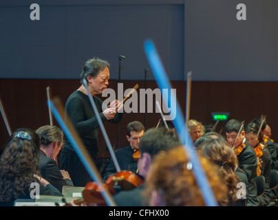 Paris, Frankreich, Nordkoreanisches Symphonieorchester „das Unhasu-Orchester“ zusammen mit dem „Radio France Philharmonic Orchestra“ führen das erste Konzert in Europa unter dem Stab des bekannten südkoreanischen asiatischen Dirigenten Chung Myung-Whun im Salle Playel Theater auf. Stockfoto