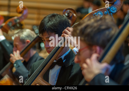 Paris, Frankreich, Nordkoreanisches Symphonieorchester das Unhasu-Orchester und das Radio France Philharmonic Orchestra geben unter dem renommierten südkoreanischen Dirigenten Chung Myung-Whun in Salle Playel the-ater auf der Geigerbühne das erste Konzert in Europa Stockfoto