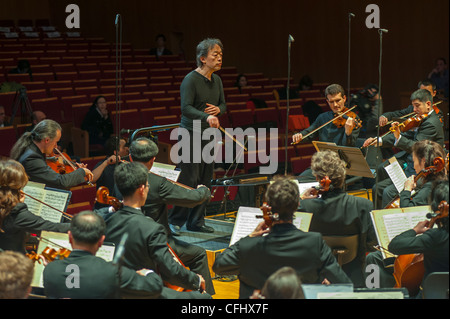 Paris, Frankreich, Group People, Nordkoreanisches Symphonieorchester das Unhasu Orchestra und das Radio France Philharmonic Orchestra führen gemeinsam mit dem Radio France Philharmonic Orchestra das erste Konzert in Europa unter der Leitung des bekannten südkoreanischen Dirigenten Chung Myung-Whun im Salle Playel Theater auf der Symphoniebühne, KOREANISCHER SPIELINSTRUMENTE asiatischer Dirigent Stockfoto