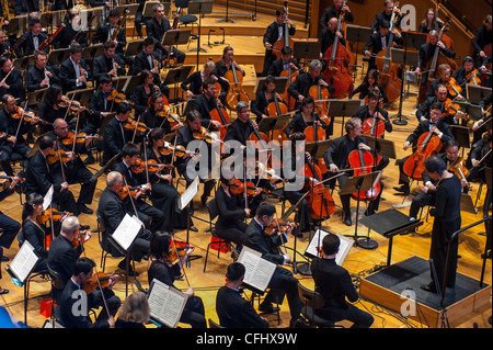 Paris, Frankreich, große Menschenmengen, von oben, innen, das nordkoreanische Symphonieorchester „The Unhasu Orchestra“ und das „Radio France Philharmonic Orchestra“ führen gemeinsam mit dem „Radio France Philharmonic Orchestra“ das erste Konzert in Europa unter der Leitung des renommierten südkoreanischen Dirigenten Chung Myung-Whun im Salle Playel Theater auf der Sinfoniebühne auf Stockfoto