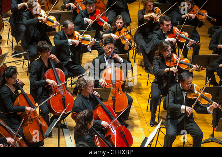 Paris, Frankreich, Nordkoreanisches Symphonieorchester das Unhasu-Orchester zusammen mit dem Radio France Philharmonic Orchestra konzertiert unter dem renommierten südkoreanischen Dirigenten Chung Myung-Whun im Salle Playel Theater, auf der Sinfonie-Geige-Mann-Bühne, gemeinsam mit dem renommierten südkoreanischen Dirigenten Chung Myung-Whun zum ersten Mal in Europa Stockfoto