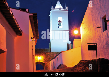 Portugal, Alentejo: Nächtliche Blick auf den Uhrturm "Torre Do Relogio" und eine mittelalterliche Gasse des historischen Dorfes Monsaraz Stockfoto