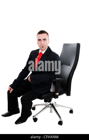 Junger Geschäftsmann sitzt im Büro Ledersessel - isoliert auf weißem Hintergrund Stockfoto