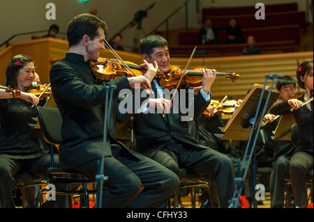 Paris, Frankreich, Nordkoreanisches Symphonieorchester 'das Unhasu Orchester' zusammen mit 'Radio France Philharmonic Orchestra' geben erstes Konzert in Europa, im Salle Playel Theater, multikultureller Austausch, Sinfonie Geige Mann Bühne Stockfoto