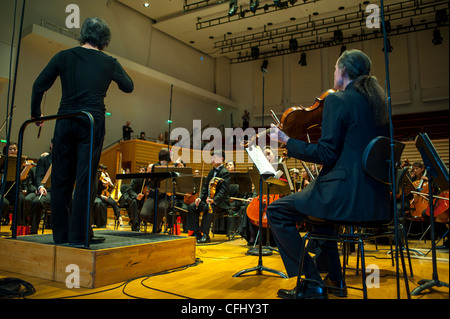 Paris, Frankreich, Nordkoreanisches Symphonieorchester „The Unhasu Orchestra“ zusammen mit dem „Radio France Philharmonic Orchestra“ führen das erste Konzert in Europa unter der Leitung des renommierten südkoreanischen asiatischen Dirigenten Chung Myung-Whun von hinten im Salle Playel Theater auf der Bühne einer Violinfrau auf Stockfoto
