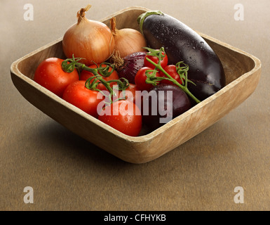 Holzschale mit frischem Gemüse Stockfoto