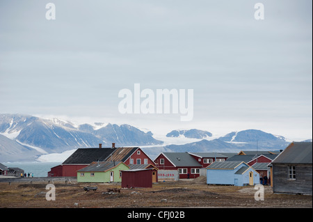 Einige der bunten Häuser in dem abgelegenen Dorf NY Alesund in Spitzbergen. Stockfoto